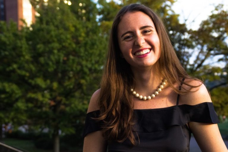 6 Cách Để Nàng Vai To Mặc Đẹp Và Thật Xinh Với Áo Trễ Vai